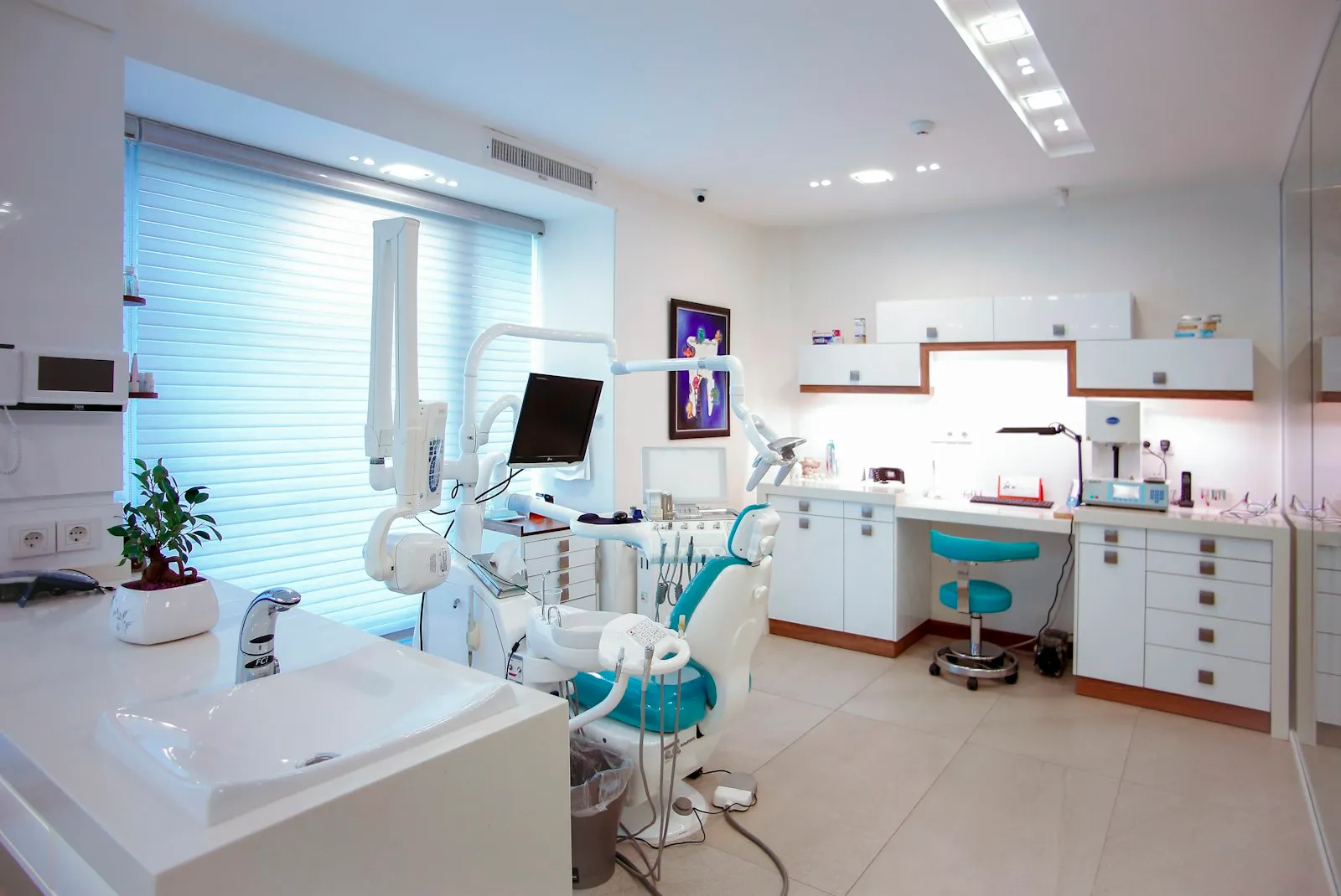 Implantes dentales de titanio en modelo dental